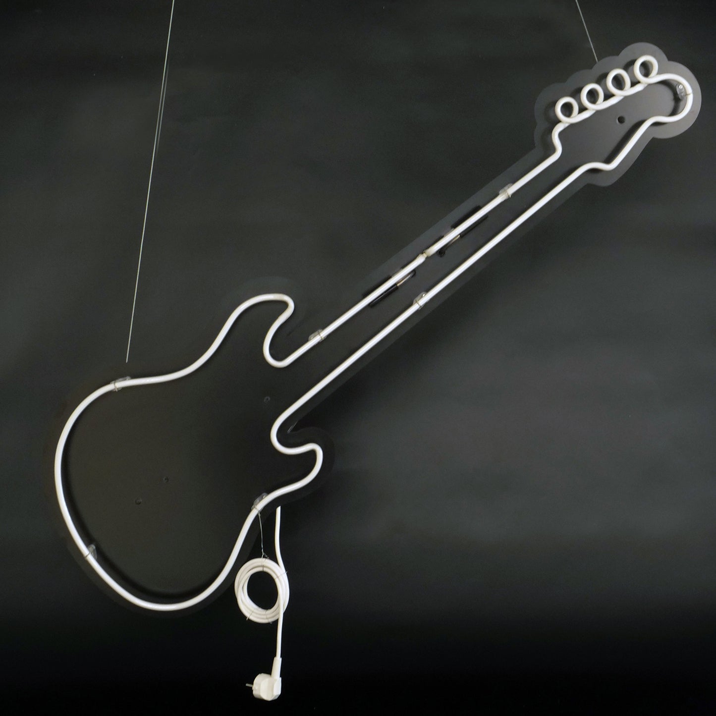 LOCATION ENSEIGNE NEON / GUITARE BASSE FENDER BLANCHE