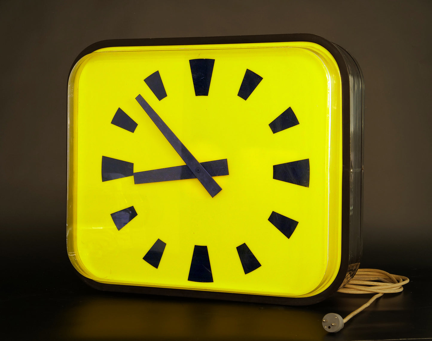 LOCATION GRANDE ENSEIGNE LUMINEUSE / DOUBLE FACE / HORLOGE LUMINEUSE