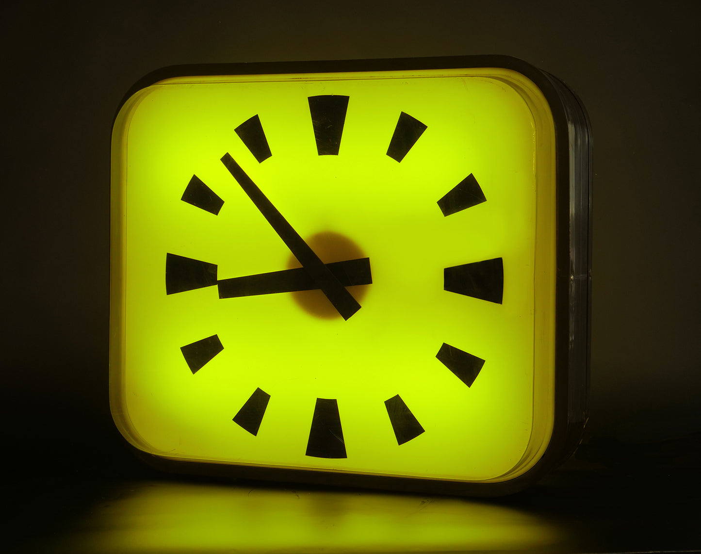 LOCATION GRANDE ENSEIGNE LUMINEUSE / DOUBLE FACE / HORLOGE LUMINEUSE