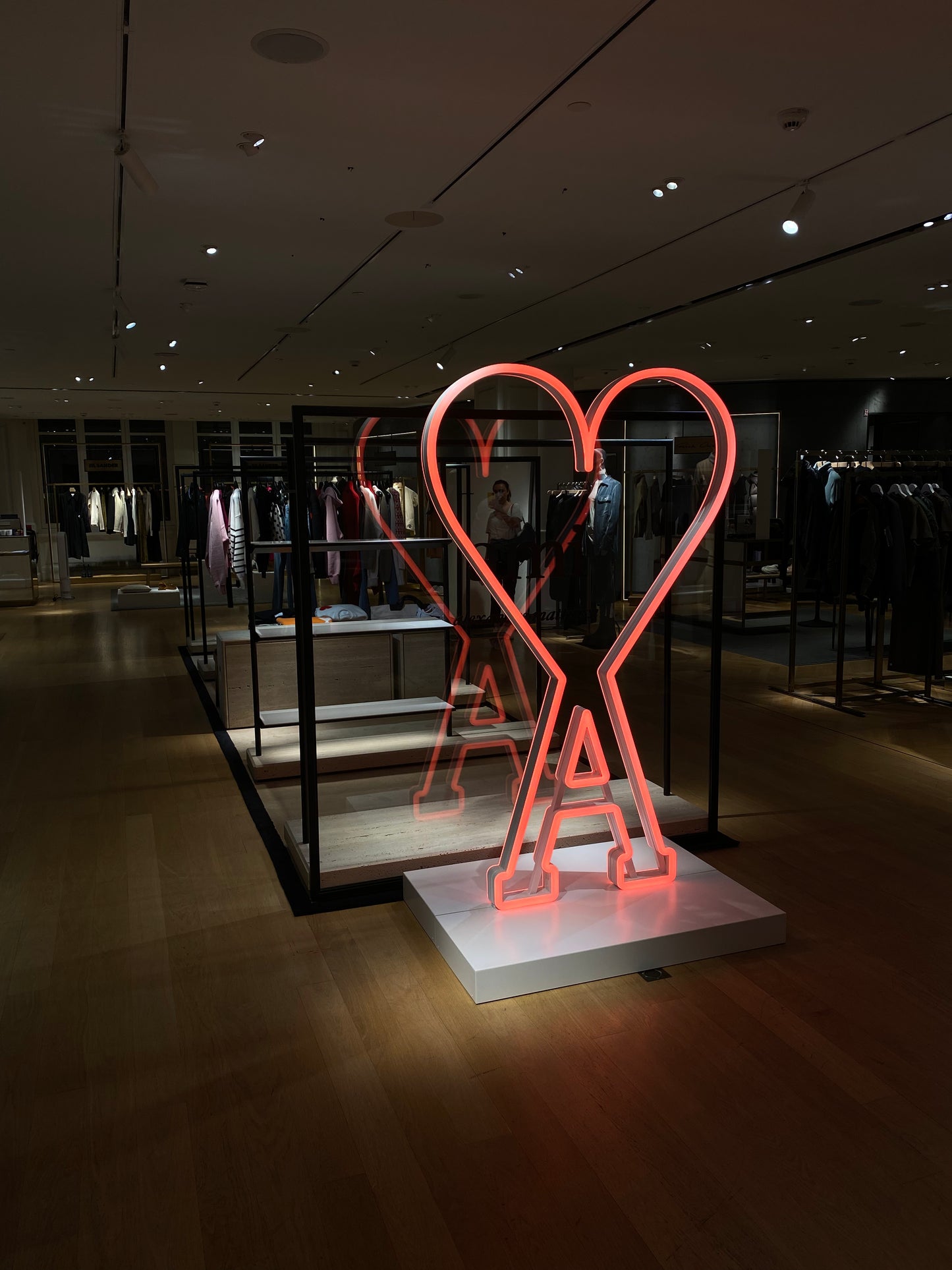 ENSEIGNES LUMINEUSES / AMI / LE BON MARCHÉ PARIS VII