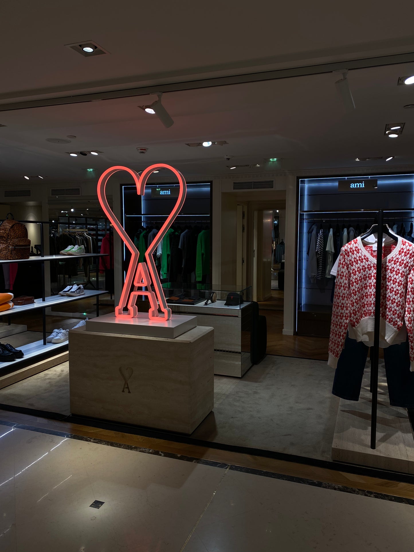 ENSEIGNES LUMINEUSES / AMI / LE BON MARCHÉ PARIS VII