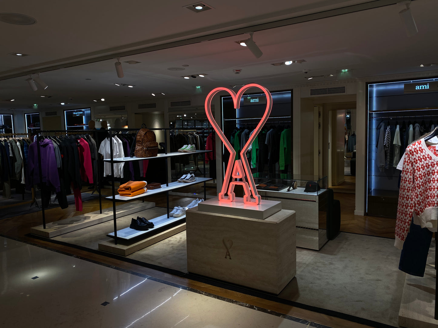 ENSEIGNES LUMINEUSES / AMI / LE BON MARCHÉ PARIS VII