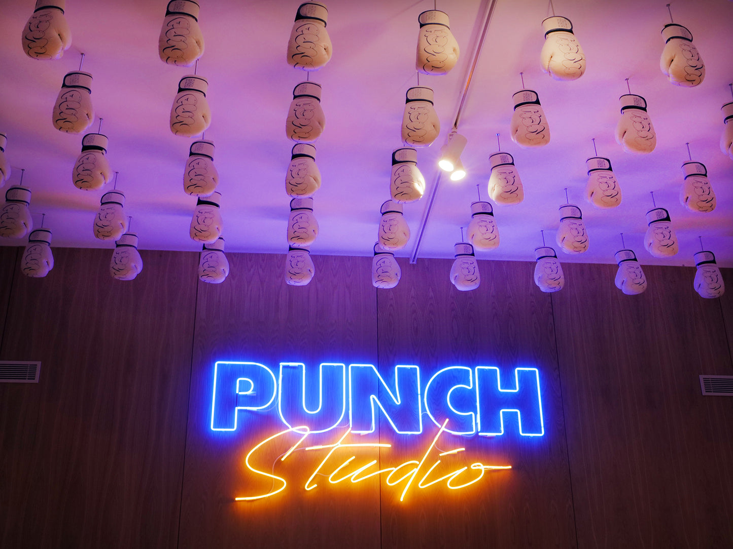 ENSEIGNE LUMINEUSE / PUNCH STUDIO / NEUILLY-SUR-SEINE