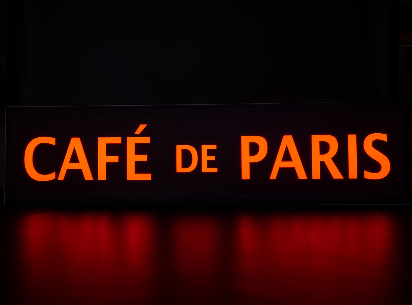 LOCATION ENSEIGNE NEON / PANNEAUX VERTICAUX PERSONNALISABLES