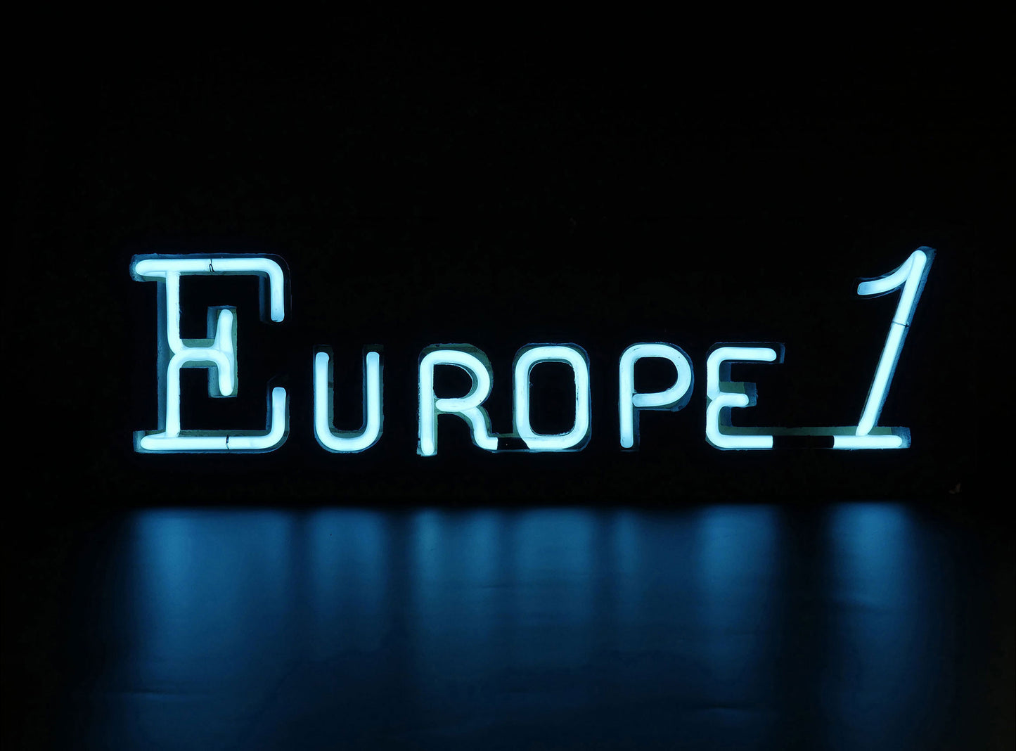 LOCATION ENSEIGNE NEON / EUROPE 1