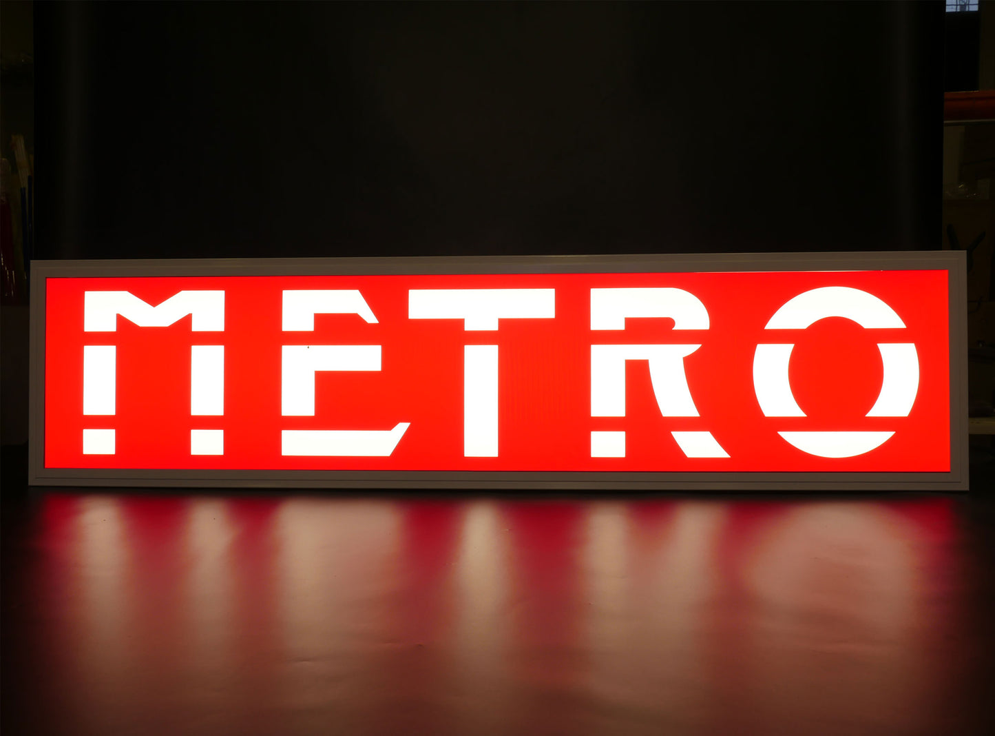LOCATION ENSEIGNE NEON / PANNEAUX VERTICAUX PERSONNALISABLES