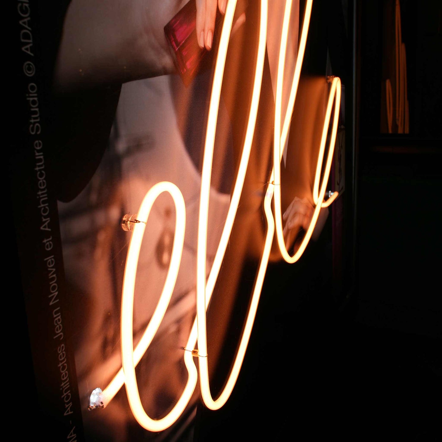GULLIVERRE LIGHT SIGNAGE NEON