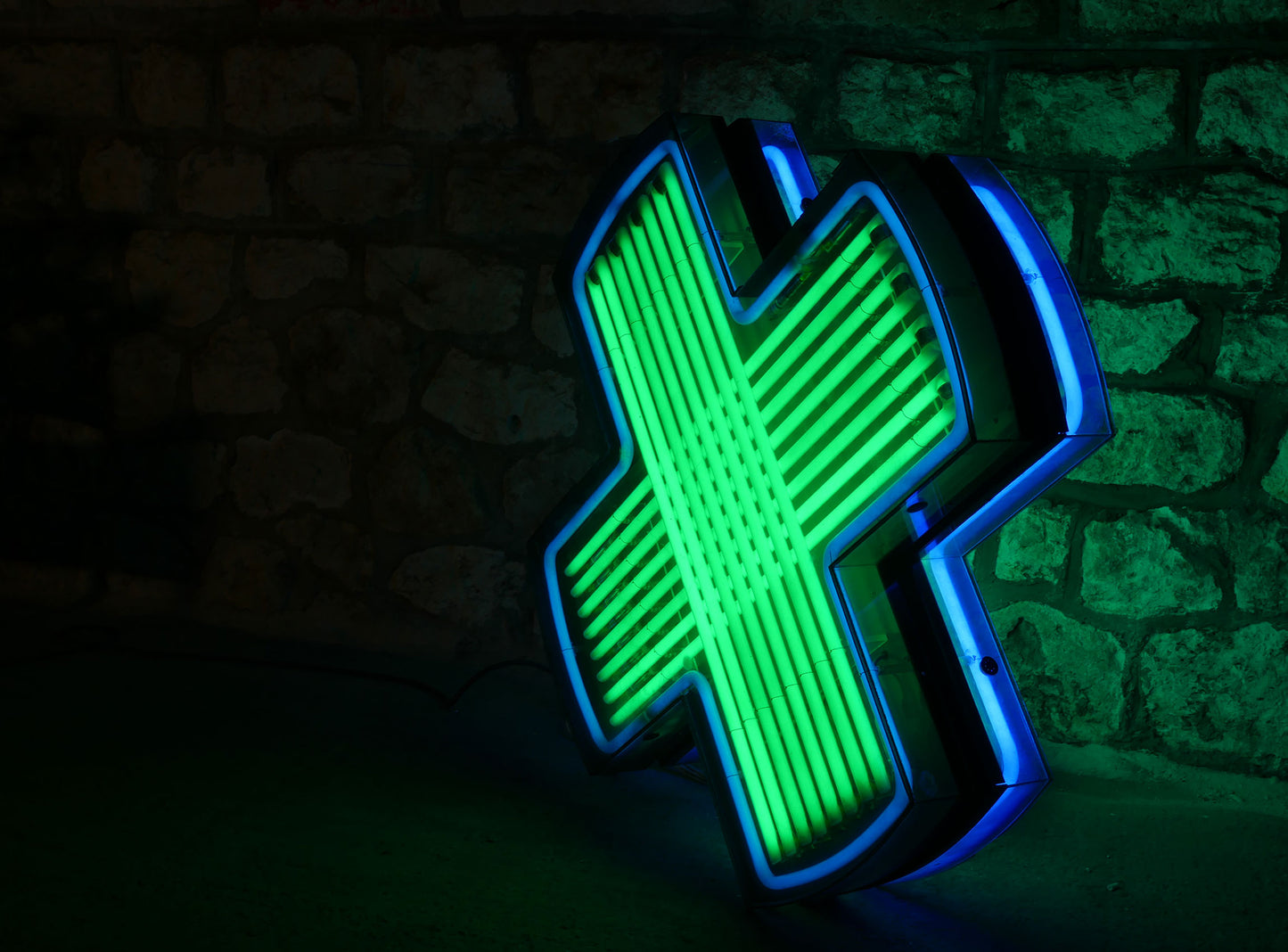 GULLIVERRE ENSEIGNES LUMINEUSES ECLAIRAGE LOCATION NEON PHARMACIE