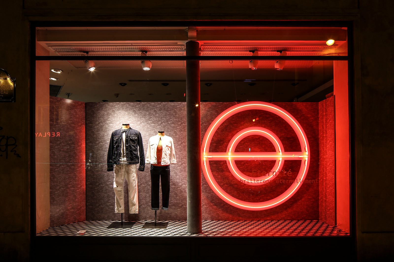 ENSEIGNES DE RÉSEAUX / DIESEL / PARIS
